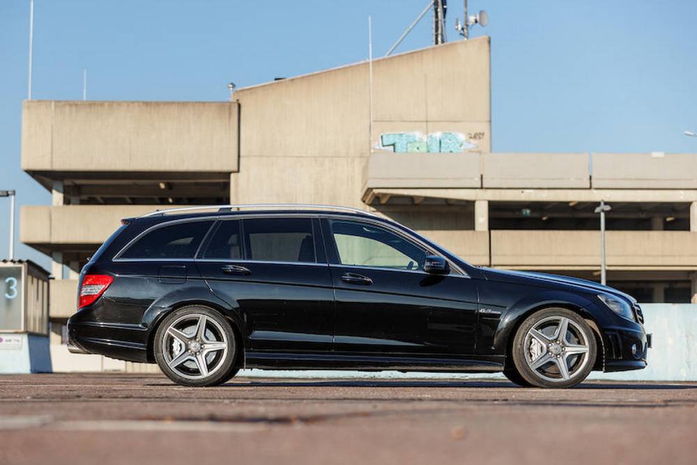 https://autogreeknews.gr/wp-content/uploads/2022/01/2010-Mercedes-Benz-C63-AMG-Estate-Michael-Schumach-2.jpg