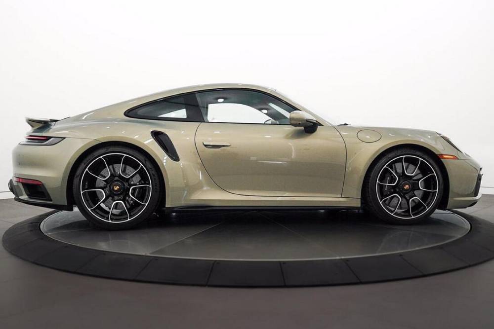 https://autogreeknews.gr/wp-content/uploads/2022/01/2021-Porsche-911-Turbo-S-Dealer-18.jpg