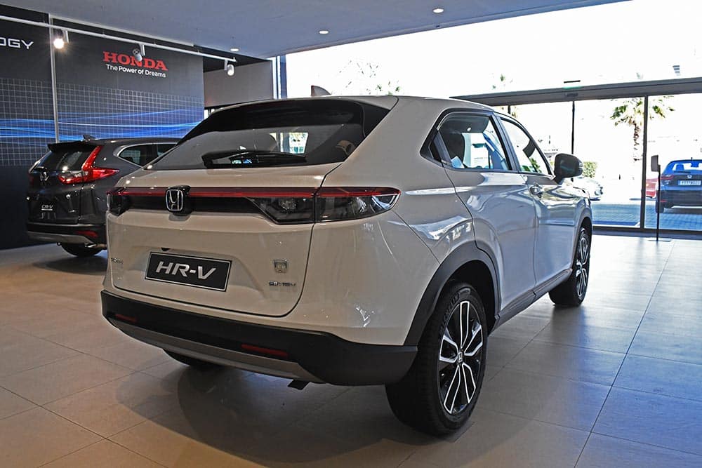 https://autogreeknews.gr/wp-content/uploads/2022/01/Ektheseis-Honda-HR-V-pisw-deksia.jpg