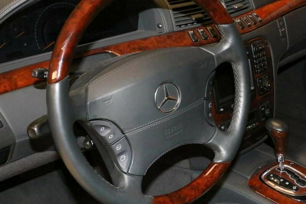 https://autogreeknews.gr/wp-content/uploads/2022/01/Mercedes-Benz_S_63_AMG_W220_ex-belgian-king_for-sale-9.jpg