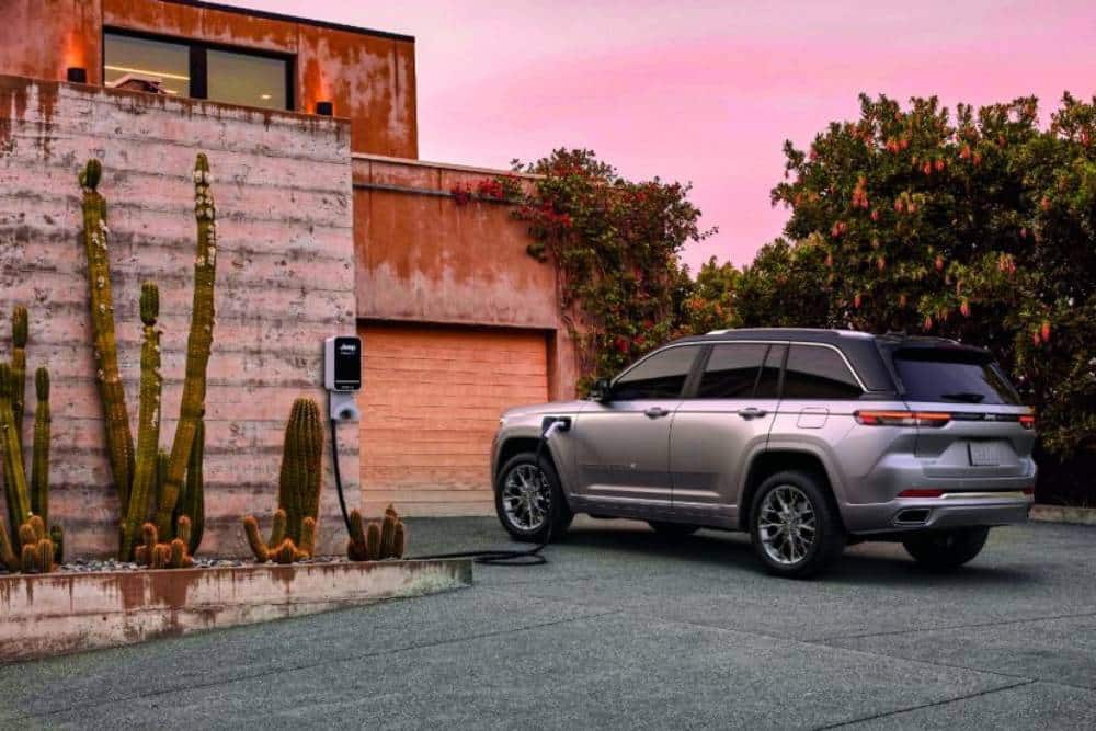 https://autogreeknews.gr/wp-content/uploads/2022/01/Mopar-Jeep-Charger-1-1024x555-1.jpg