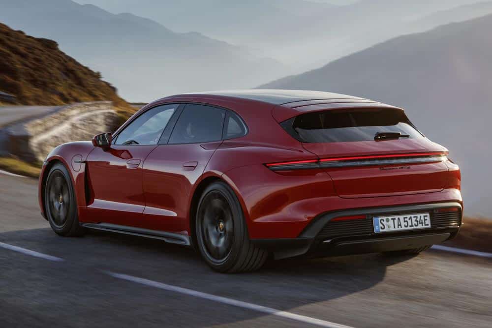 https://autogreeknews.gr/wp-content/uploads/2022/01/Porsche-Taycan-Sport-Turismo-pisw-kinisi2.jpg