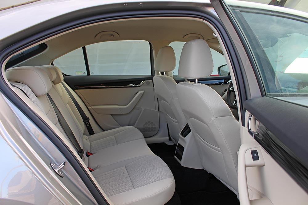 https://autogreeknews.gr/wp-content/uploads/2022/01/Skoda-Octavia-2013-interior-rear.jpg