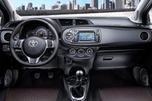 Toyota-Yaris-2011-(5)