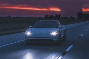 a-porsche-taycan-goes-from-below-sea-level-to-pike (11)