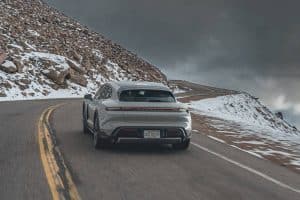 a-porsche-taycan-goes-from-below-sea-level-to-pike (12)