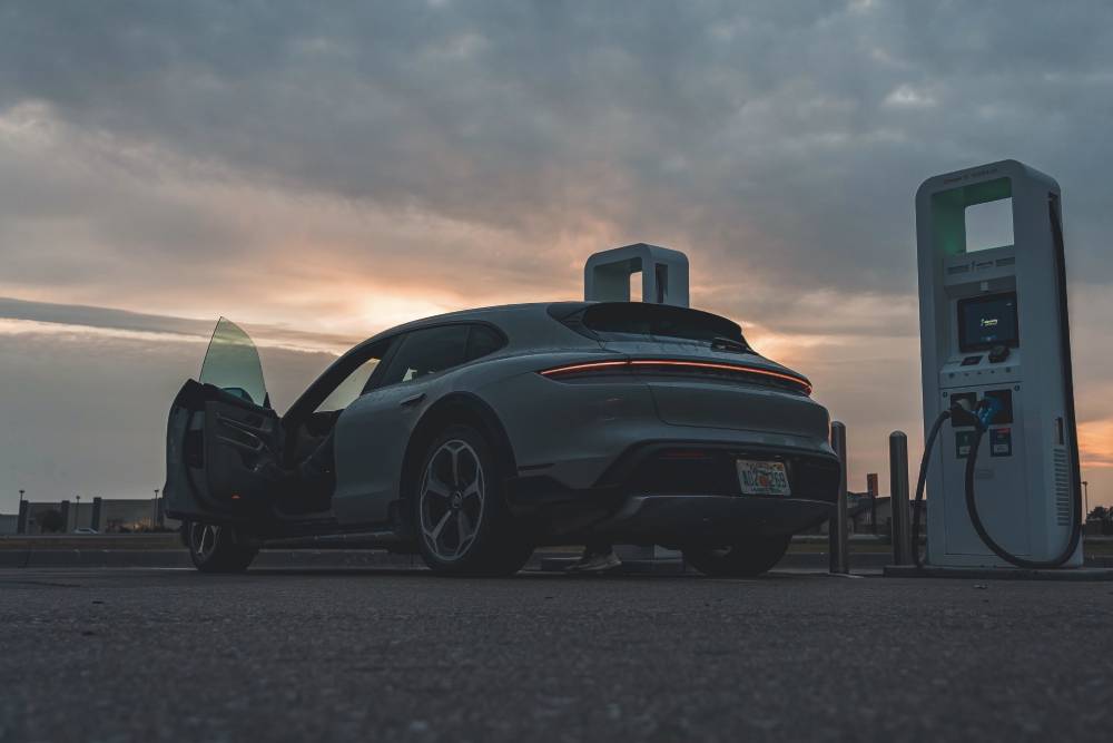 https://autogreeknews.gr/wp-content/uploads/2022/01/a-porsche-taycan-goes-from-below-sea-level-to-pike-13.jpg