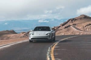 a-porsche-taycan-goes-from-below-sea-level-to-pike (14)