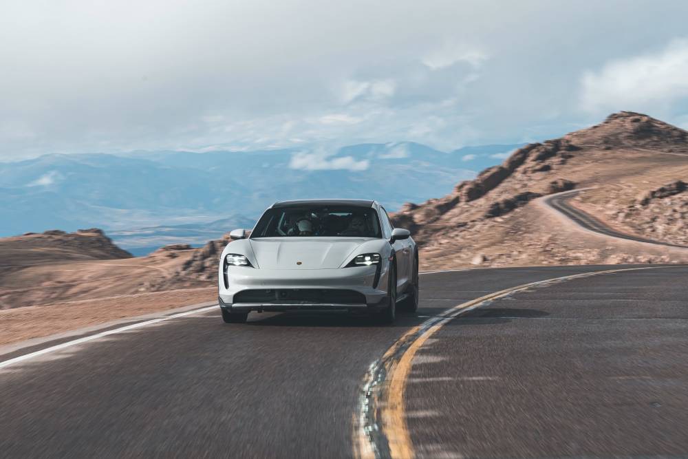 https://autogreeknews.gr/wp-content/uploads/2022/01/a-porsche-taycan-goes-from-below-sea-level-to-pike-14.jpg