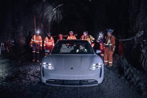 a-porsche-taycan-goes-from-below-sea-level-to-pike (2)