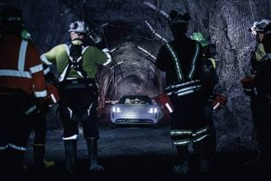 a-porsche-taycan-goes-from-below-sea-level-to-pike (3)