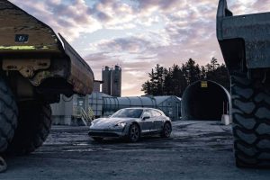 a-porsche-taycan-goes-from-below-sea-level-to-pike