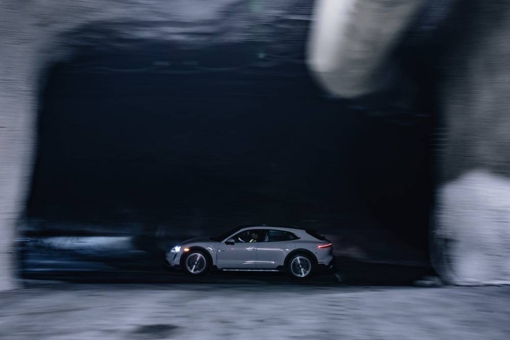 https://autogreeknews.gr/wp-content/uploads/2022/01/a-porsche-taycan-goes-from-below-sea-level-to-pike-4.jpg