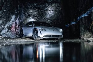 a-porsche-taycan-goes-from-below-sea-level-to-pike (6)