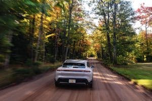 a-porsche-taycan-goes-from-below-sea-level-to-pike (8)