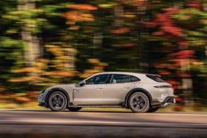 a-porsche-taycan-goes-from-below-sea-level-to-pike (9)