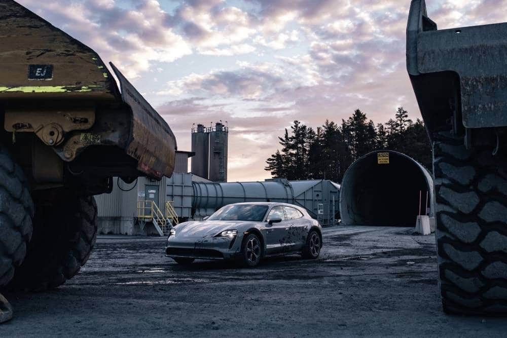 https://autogreeknews.gr/wp-content/uploads/2022/01/a-porsche-taycan-goes-from-below-sea-level-to-pike.jpg