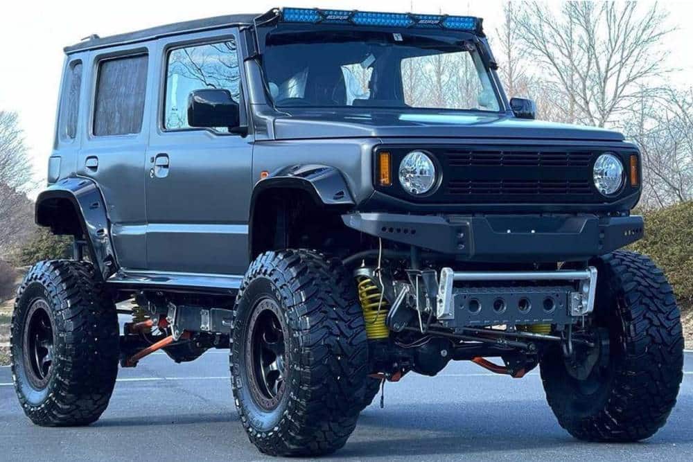 https://autogreeknews.gr/wp-content/uploads/2022/01/custom-suzuki-jimny-five-door-tokyo-auto-salon-fro-1.jpg