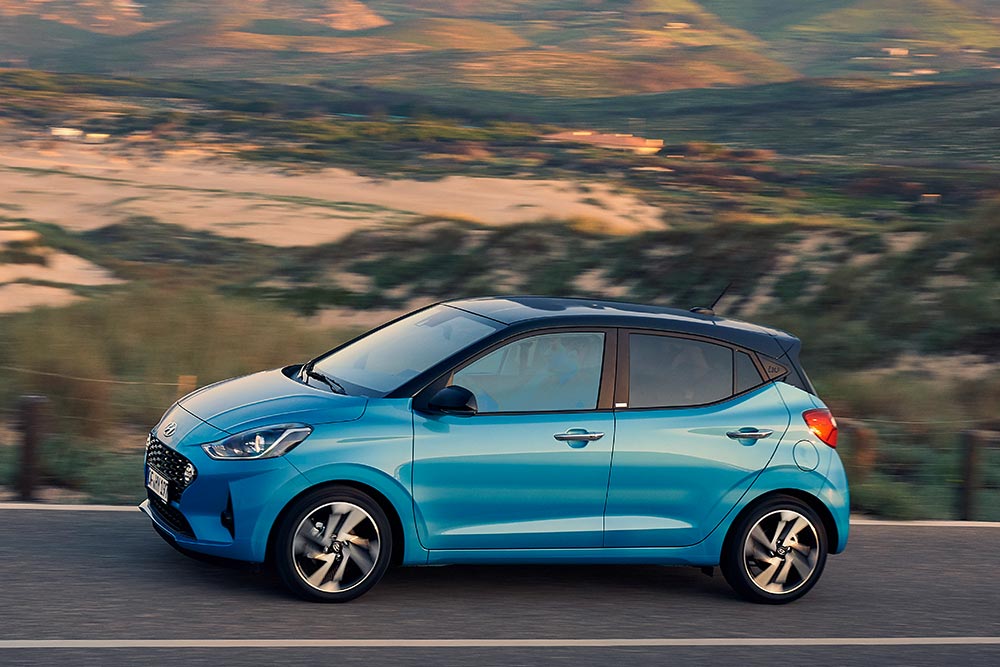 https://autogreeknews.gr/wp-content/uploads/2022/01/hyundai-i10-aqua-turquoise-2.jpg