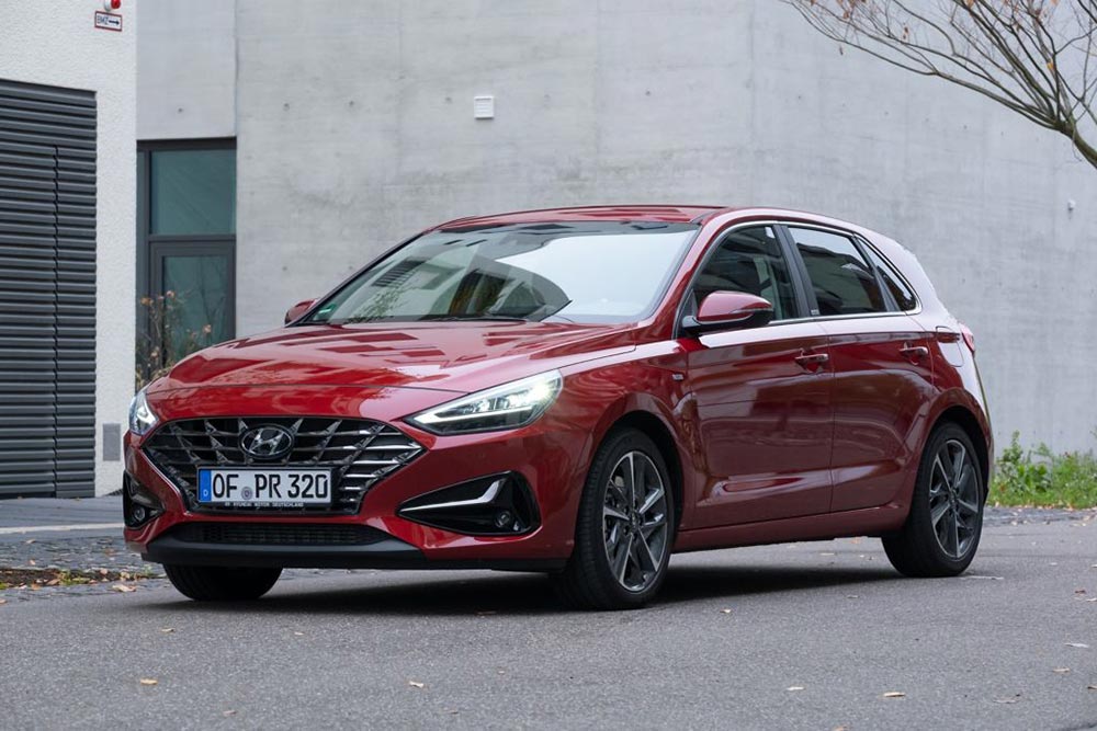 https://autogreeknews.gr/wp-content/uploads/2022/01/hyundai-i30-empros-statiko.jpg