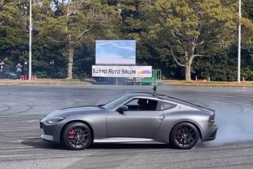 Καπνισμένες πιρουέτες από το Nissan Z Coupe (+video)