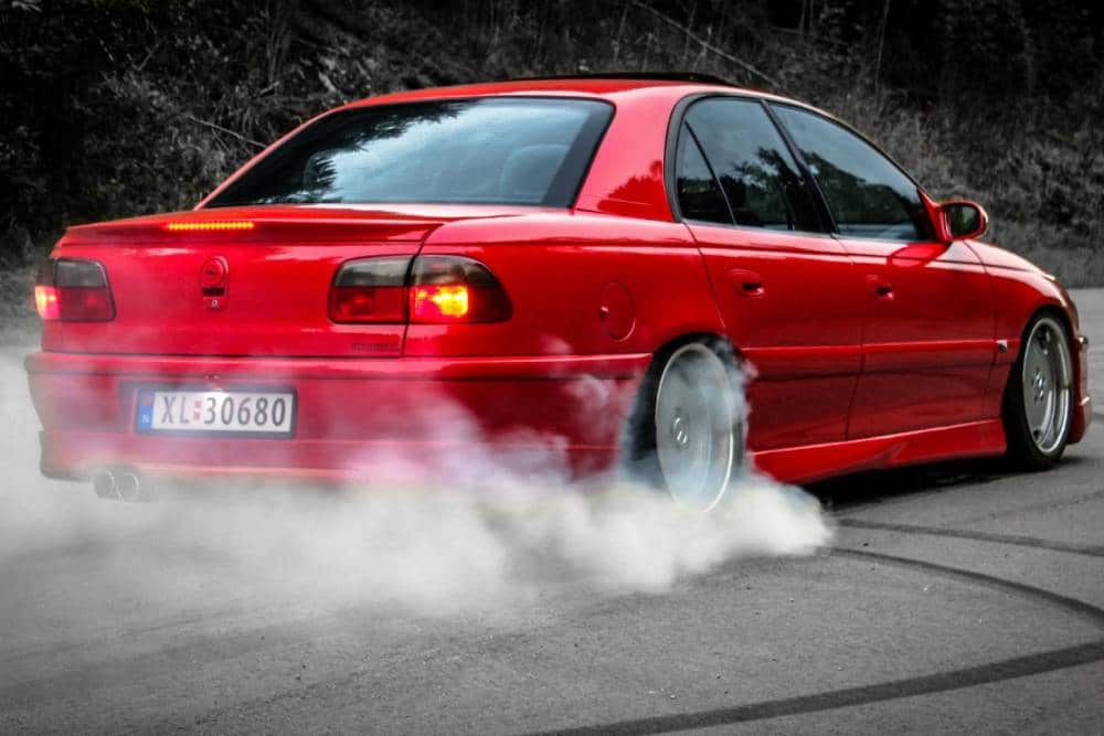 https://autogreeknews.gr/wp-content/uploads/2022/01/opel-omega-burnout-02.jpg