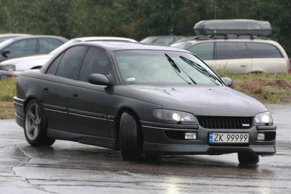 https://autogreeknews.gr/wp-content/uploads/2022/01/opel-omega-drift.jpg