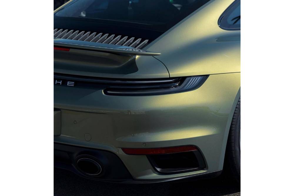 https://autogreeknews.gr/wp-content/uploads/2022/01/porsche-911-turbo-s-exclusive-manufaktur-2.jpg