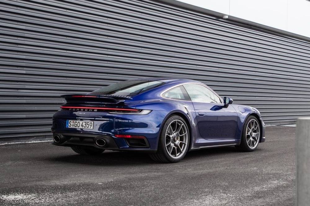 https://autogreeknews.gr/wp-content/uploads/2022/01/porsche-911-turbo-s-ligthweight-package-04.jpg