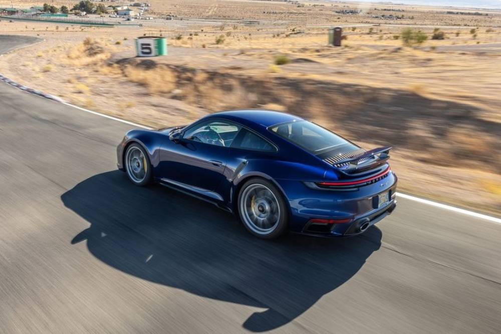 https://autogreeknews.gr/wp-content/uploads/2022/01/porsche-911-turbo-s-ligthweight-package-11-1.jpg