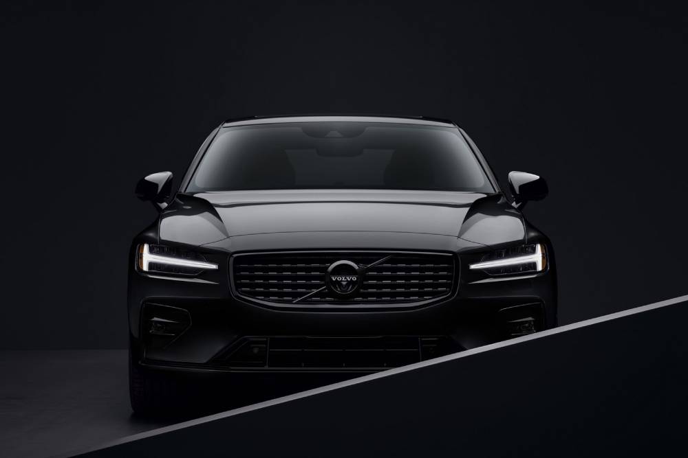 https://autogreeknews.gr/wp-content/uploads/2022/02/2022-Volvo-S60-Black-Edition-2.jpg