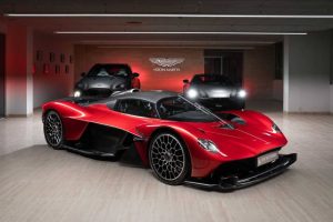 2022-aston-martin-valkyrie-side-view (1)