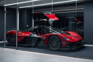 2022-aston-martin-valkyrie-side-view