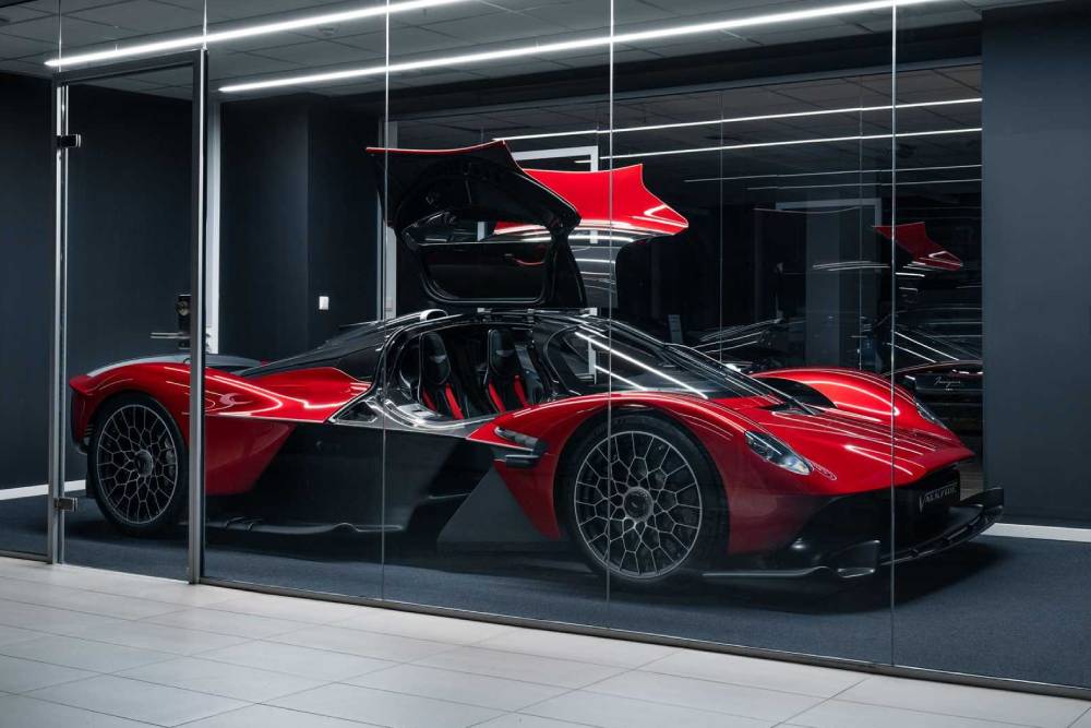 https://autogreeknews.gr/wp-content/uploads/2022/02/2022-aston-martin-valkyrie-side-view.jpg