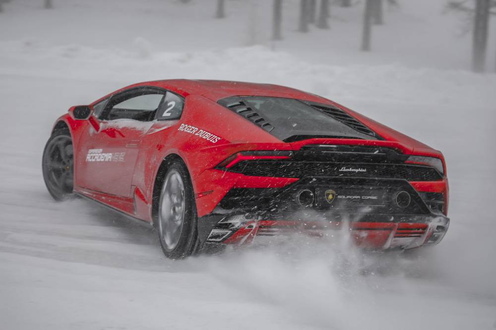 https://autogreeknews.gr/wp-content/uploads/2022/02/Lamborghini-Accademia-Neve-9.jpg