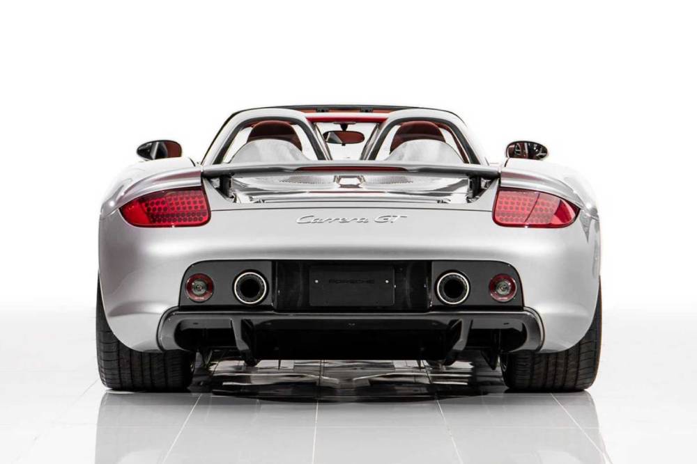 https://autogreeknews.gr/wp-content/uploads/2022/03/2004-porsche-carrera-gt-with-27-miles-2.jpg