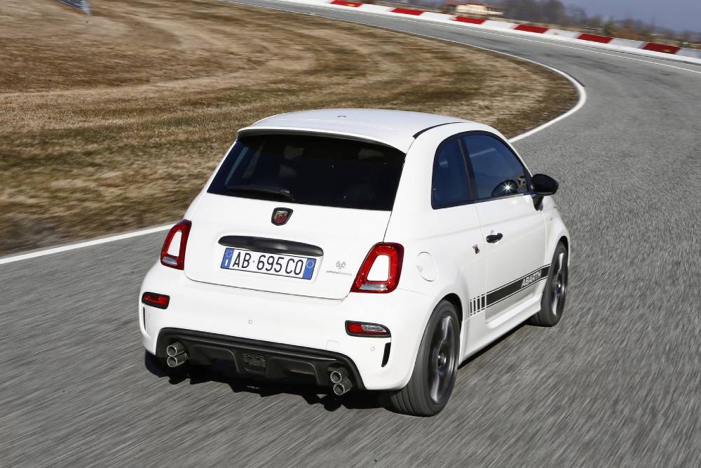 https://autogreeknews.gr/wp-content/uploads/2022/03/2022-Abarth-695-Competizione-4.jpg