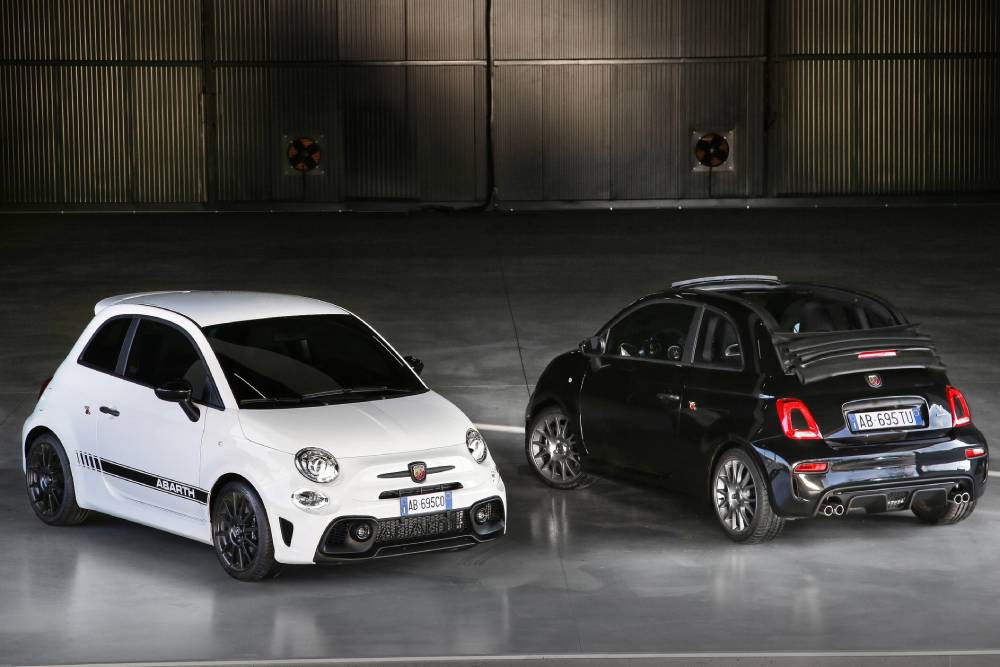 https://autogreeknews.gr/wp-content/uploads/2022/03/2022-Abarth-695-Competizione-and-Abarth-695-Turism.jpg