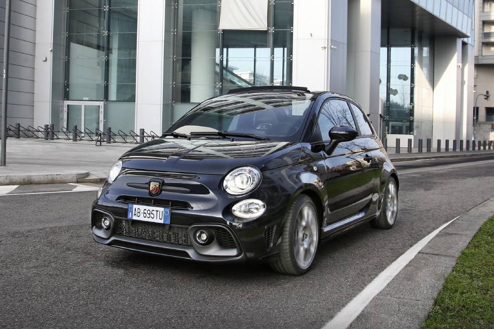 https://autogreeknews.gr/wp-content/uploads/2022/03/2022-Abarth-695-Turismo-4.jpg