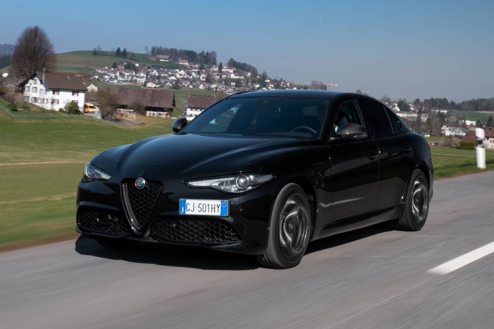 https://autogreeknews.gr/wp-content/uploads/2022/03/2023-Alfa-Romeo-Giulia-And-Stelvio-Estrema-17.jpg
