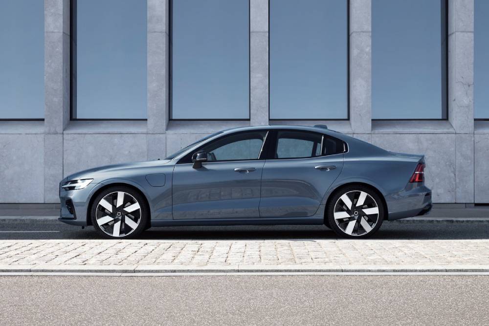 https://autogreeknews.gr/wp-content/uploads/2022/03/2023-Volvo-S60-Recharge-T8-6.jpg