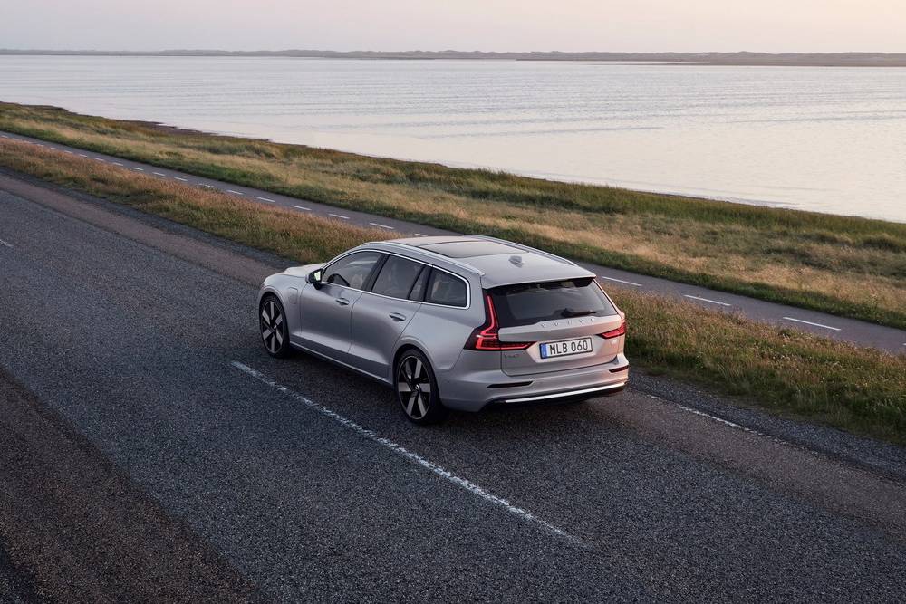 https://autogreeknews.gr/wp-content/uploads/2022/03/2023-Volvo-V60-Recharge-T8-2.jpg