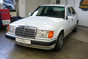 Mercedes-200E-1990-(1)