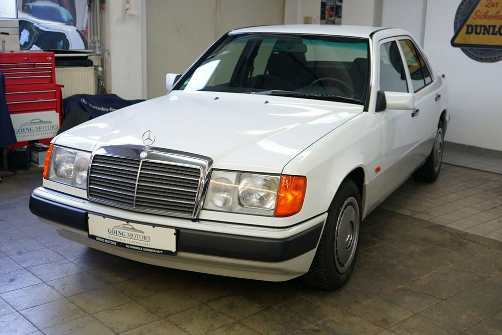 https://autogreeknews.gr/wp-content/uploads/2022/03/Mercedes-200E-1990-1.jpg