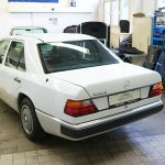 Mercedes-200E-1990-(2)