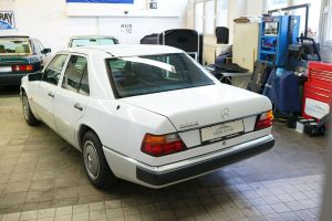 Mercedes-200E-1990-(2)