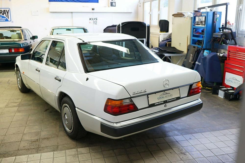 https://autogreeknews.gr/wp-content/uploads/2022/03/Mercedes-200E-1990-2.jpg