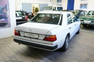 Mercedes-200E-1990-(3)