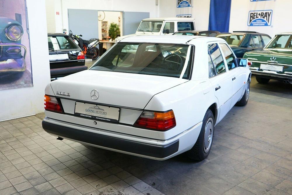 https://autogreeknews.gr/wp-content/uploads/2022/03/Mercedes-200E-1990-3.jpg