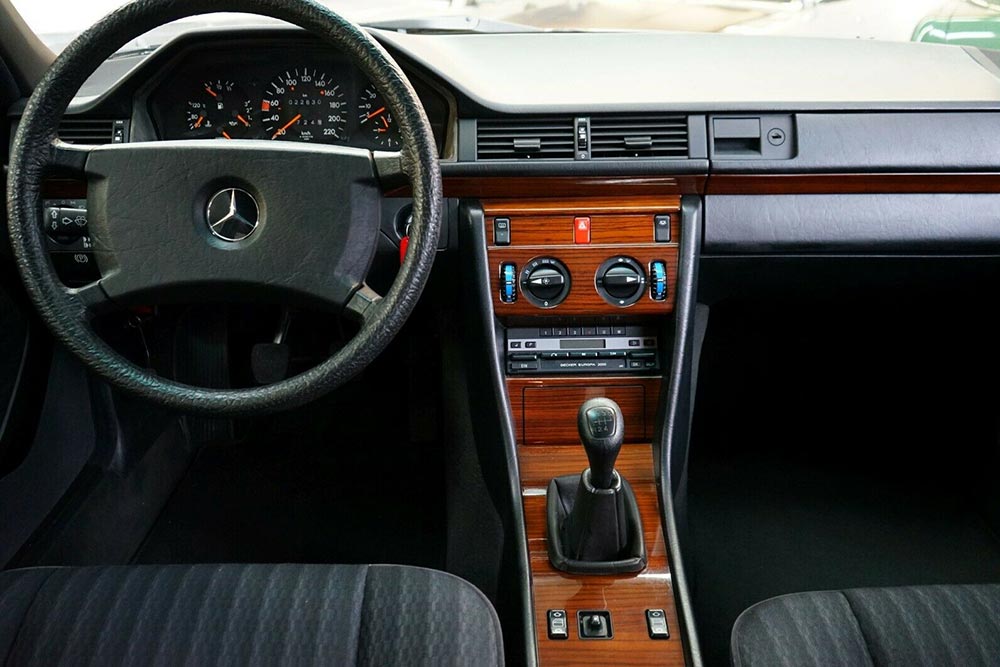 https://autogreeknews.gr/wp-content/uploads/2022/03/Mercedes-200E-1990-5.jpg